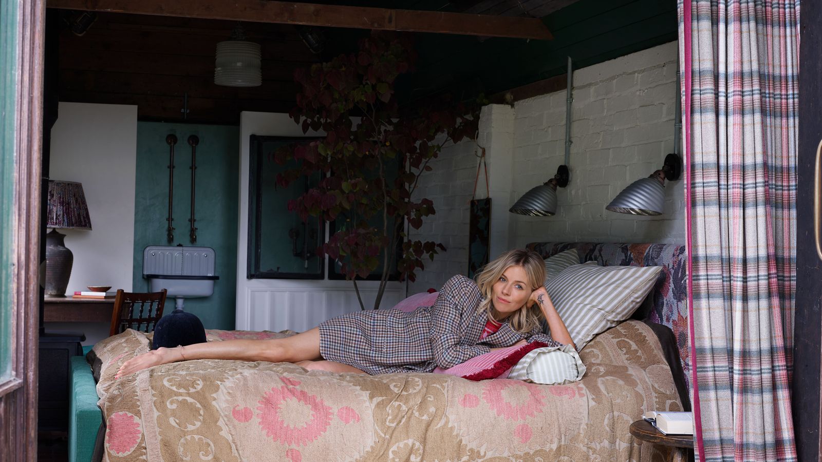 The Absolute Coziest Open Doors of All Time&-From Sienna Miller’s English Cottage to Walton Goggins’s Enchanting Hudson Valley Retreat